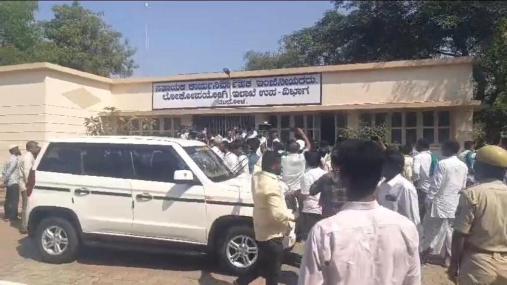 Protest by sugarcane farmers in Mudhol enters second day